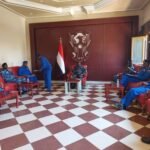 وزير الداخلية يباشر مهامه من مقر الوزارة بالخرطوم ويتلقى تنويرا من شرطة الولاية عن مجمل الاوضاع الامنية والجنائية