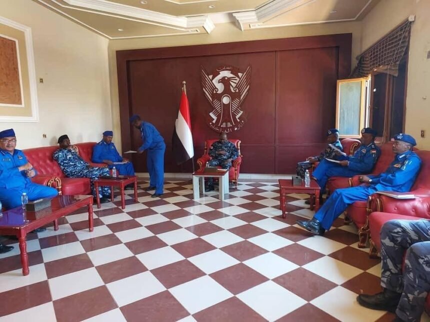 وزير الداخلية يباشر مهامه من مقر الوزارة بالخرطوم ويتلقى تنويرا من شرطة الولاية عن مجمل الاوضاع الامنية والجنائية