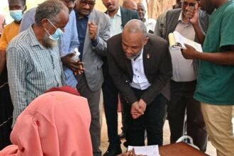 ضمن جولاته الميدانية: وزير الصحة يصل مستشفيات امبدة وبشائر ومحطة مياه الصالحة

ا