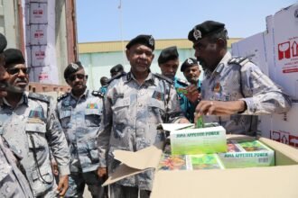 المدير العام لقوات الجمارك بالإنابة يقف على سير الأداء بمطار بورتسودان الدولي

ب