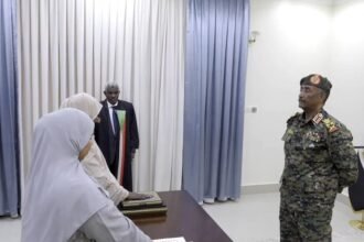 عضوا مجلس السيادة د.سلمى عبدالجبار  ود.نوارة أبو محمد محمد طاهر تؤديان القسم أما