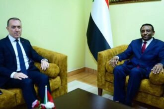 رئيس مجلس الوزراء الإنتقالي يلتقي سفير جمهورية تركيا

بورتسودان 7-6-2025 (سونا)-