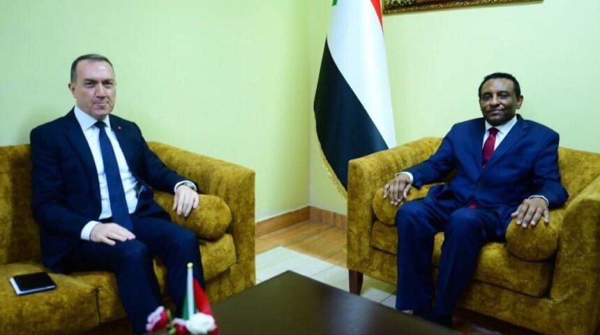 رئيس مجلس الوزراء الإنتقالي يلتقي سفير جمهورية تركيا

بورتسودان 7-6-2025 (سونا)-